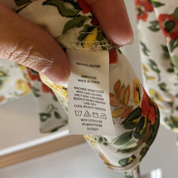 2/$18 Nine Britton NWOT flowy floral v-neck top large - Picture 3 of 4